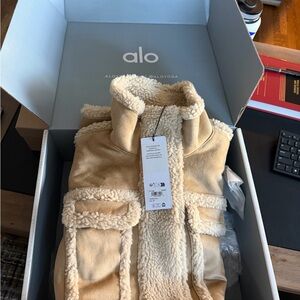 ALO Yoga Women's Teddy Sherpa Jacket in Tan and Cream